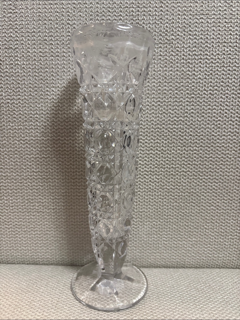 Clear Cut-Pattern Bud Vase – Elegant Crystal-Style Accent